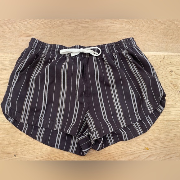 Billabong Pants - Women’s Billabong Lounge shorts. Size medium.